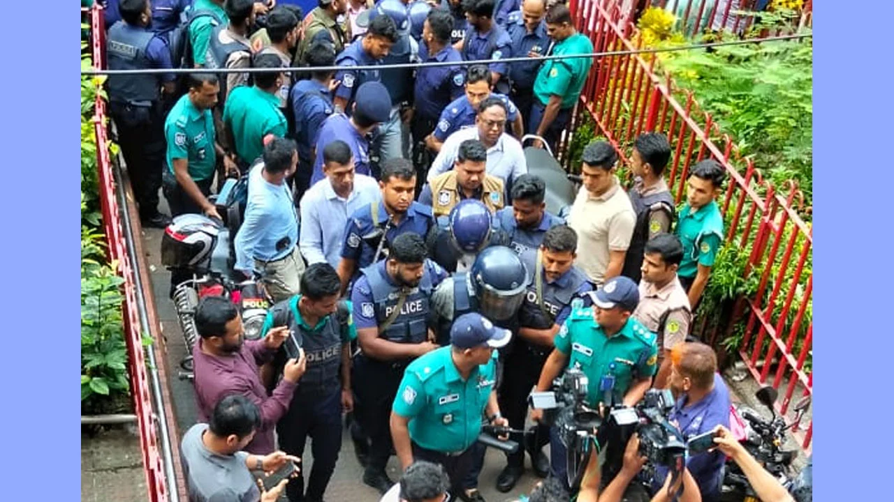 চার মামলায় গ্রেপ্তার দেখিয়ে কারাগারে ডেভিড ইমন